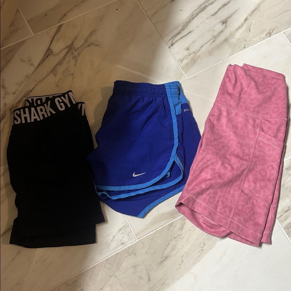 7 pairs of Athletic women’s bottoms shorts and leggings - Picture 4 of 5